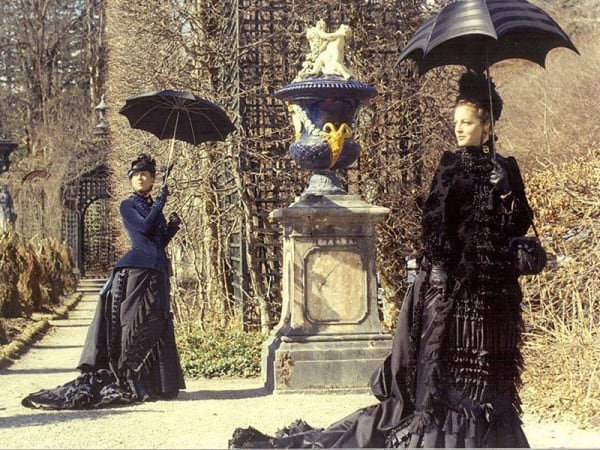 罗密·施耐德在《路德维希》中身着托西设计的裙装