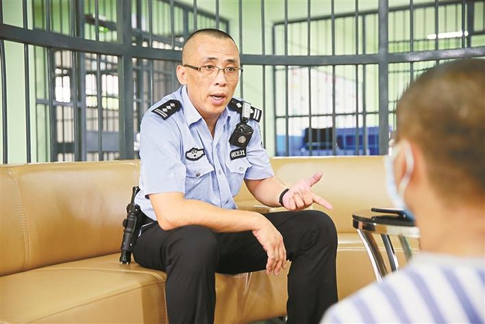 李根基:20年坚守深圳监狱管教一线