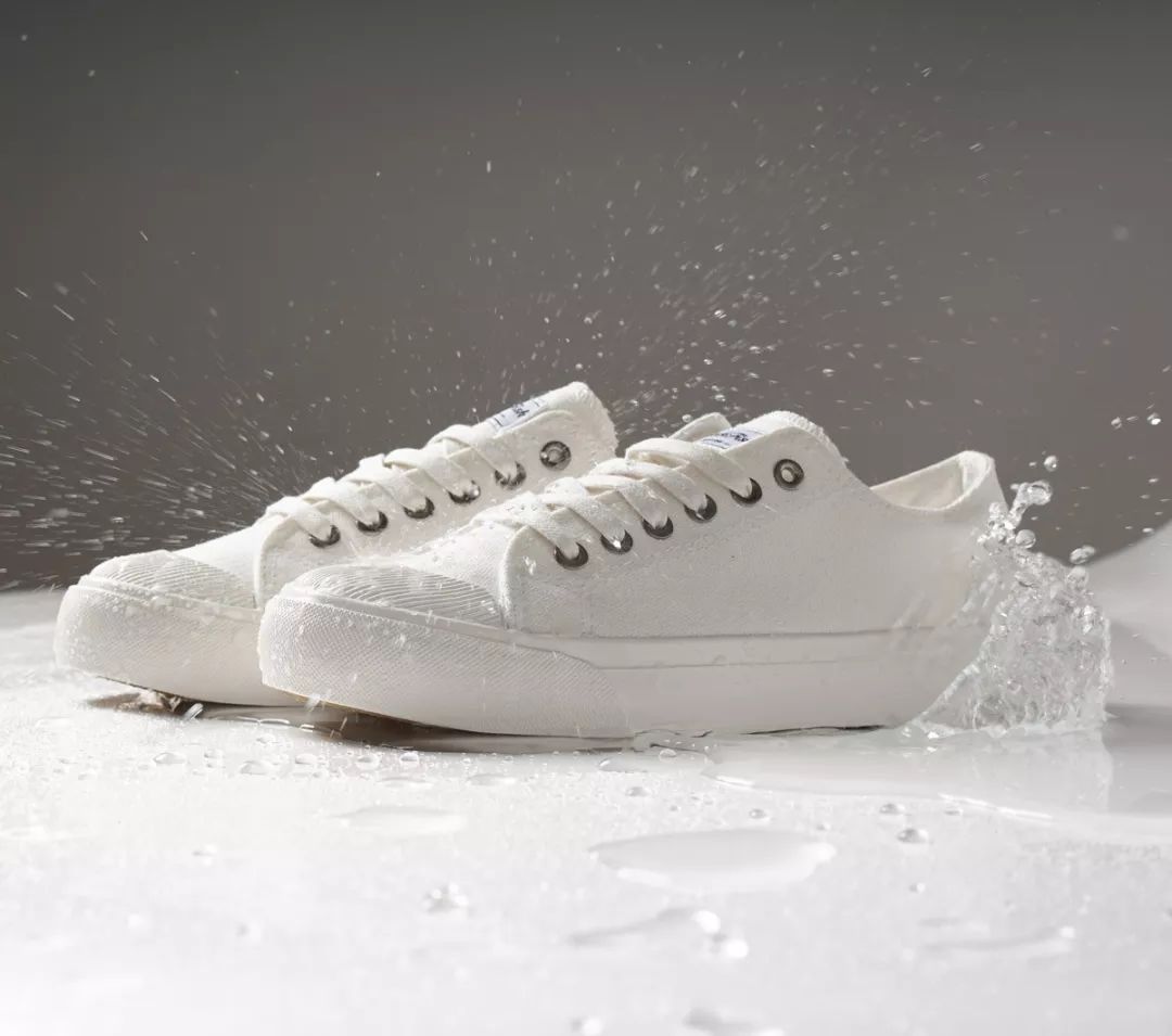 严选| 英国帆布小白鞋,不怕水,还像踩着云朵一样舒服