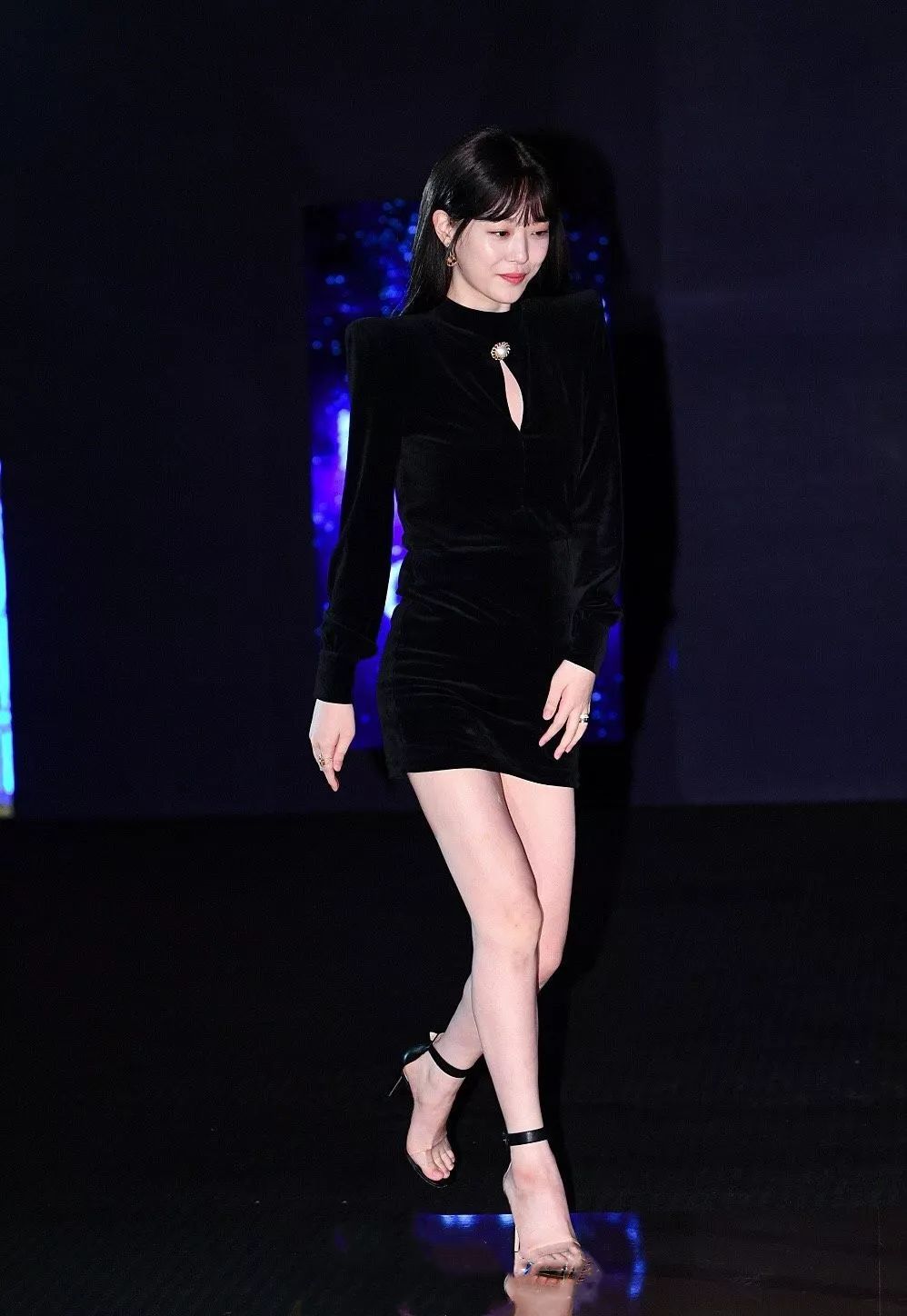 雪莉出席活动,穿丝绒短裙踩高跟鞋秀美腿,水蜜桃女孩变知性女神