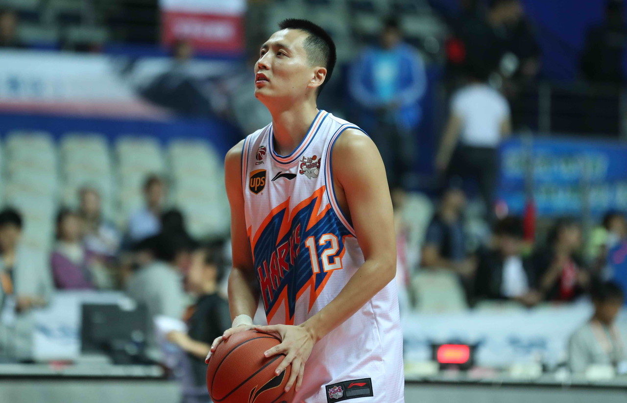 据篮球记者宋翔报道,上赛季效力于上海男篮的老将卢伟新赛季有望加盟