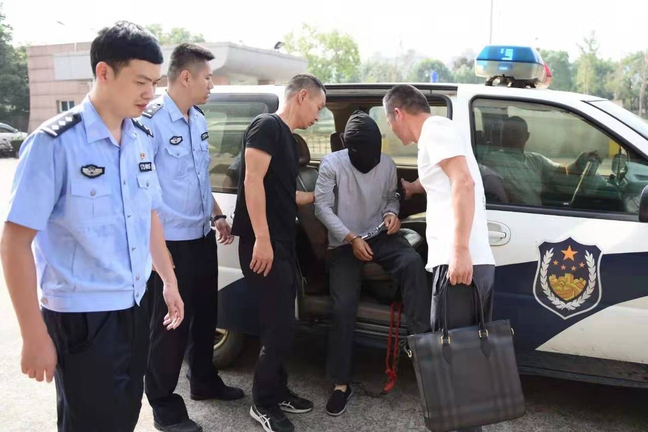 8月13日，卢某亮被民警押解回浙江温岭。温岭市公安局供图