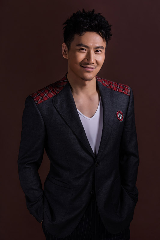 王启名和张嘉译,凌潇肃等演员一起在歌舞团大院长大,后考入上海戏剧