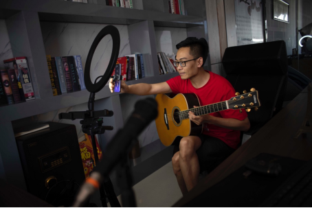 今年33岁的闫博是陕西杨凌人,2014年,这个在老家创业失败的年轻人