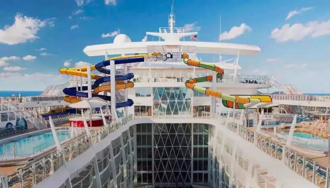 穿梭在邮轮间,满足乘客们对水上乐园的终极幻想!