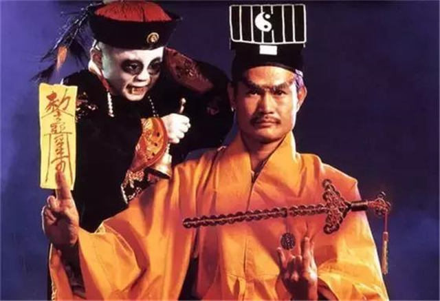 30年前一部僵尸片林正英执导拍马屁的小僵尸是最大亮点