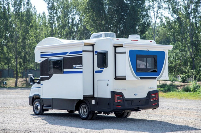 这才是户外露营用的移动小别墅宇通依维柯双拓展c型房车