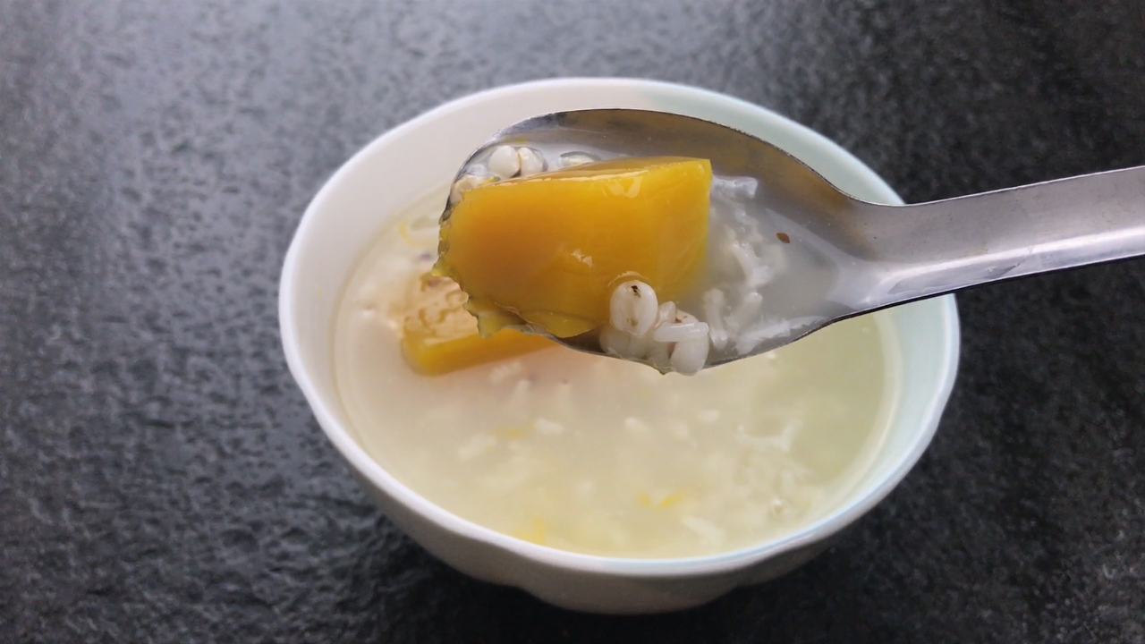 三伏天天气闷热,喝碗南瓜薏米粥,降暑祛湿气,美容养颜气色好!