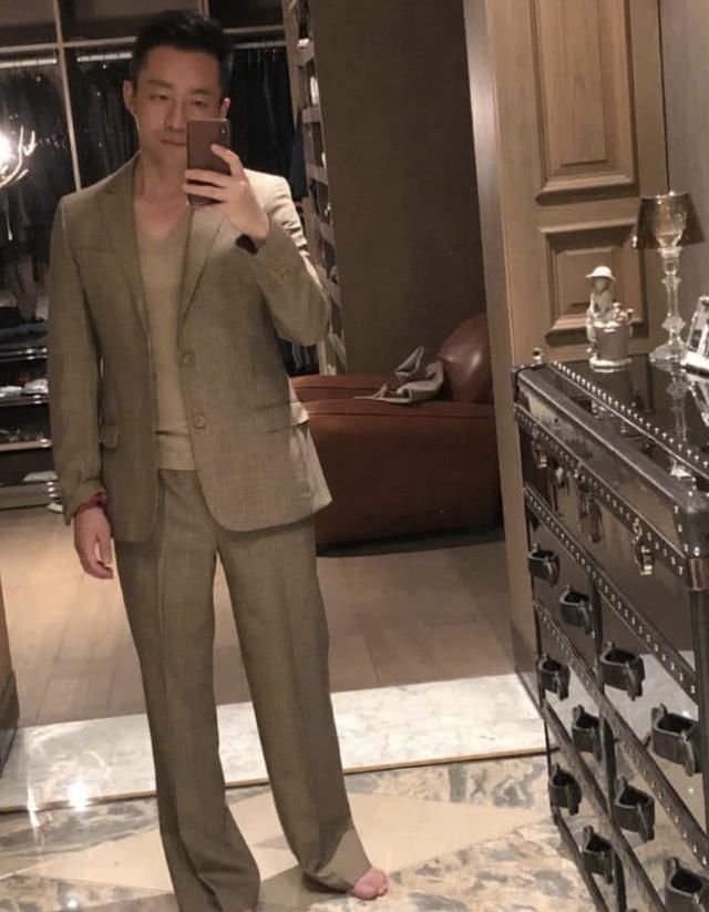 汪小菲上传自拍照千万豪宅奢华装饰抢镜,客厅明亮宽敞衣帽间豪华