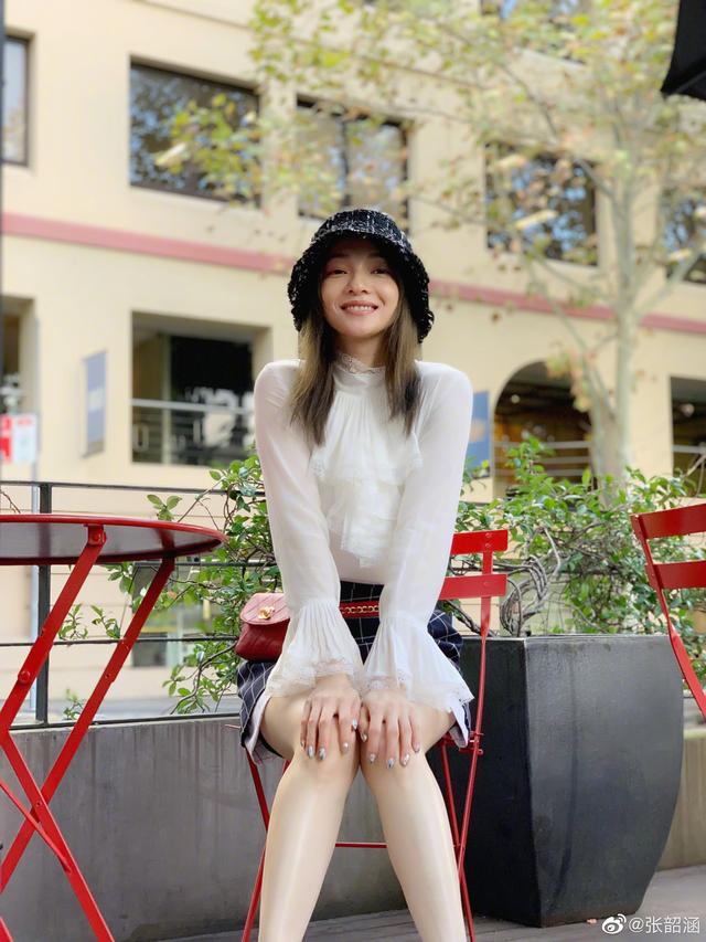 张韶涵与亲妹妹玩闹,张韶轩一脸生无可恋任姐姐揉搓