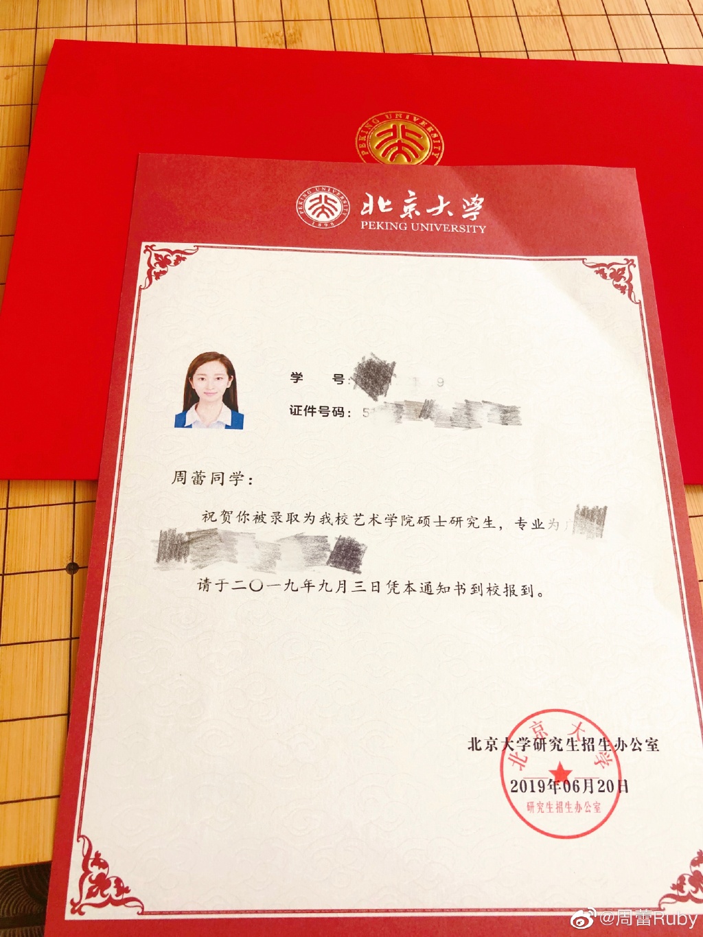 王治郅和45岁前妻聊天!儿子穿西装打领带,现任娇妻是北大高材生