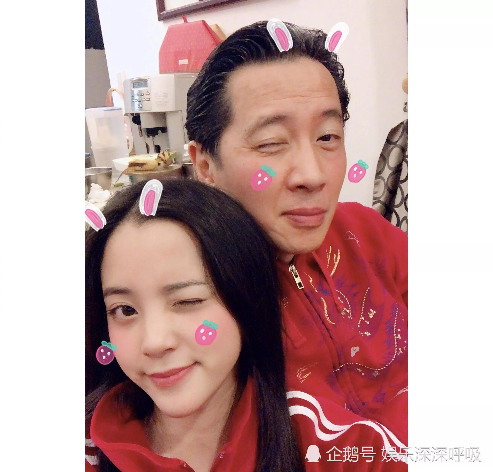 欧阳娜娜晒和爸爸的合照,对着镜头卖萌搞怪,好可爱的一对父女!