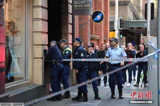 当地时间2019年8月13日，澳大利亚悉尼，澳大利亚悉尼市中心一名男子持刀袭击民众，警方发言人称，当地警方已经介入调查。