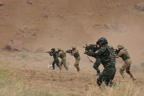 中吉"合作-2019"联合反恐演练中,参演官兵进行山地搜索课目演示.