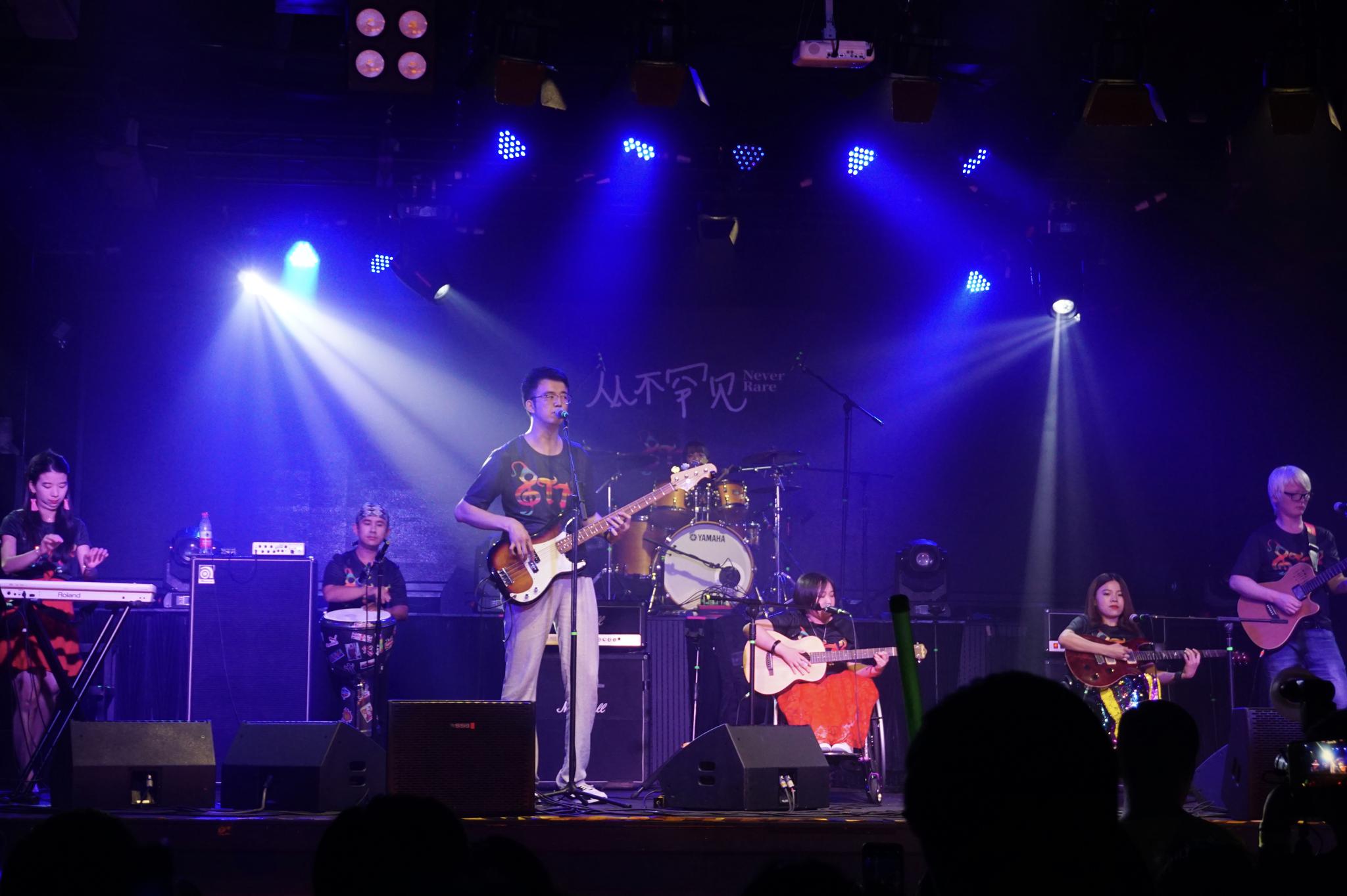 新华社发(崔博文摄)↑8月14日,8772乐队在演唱会上表演.