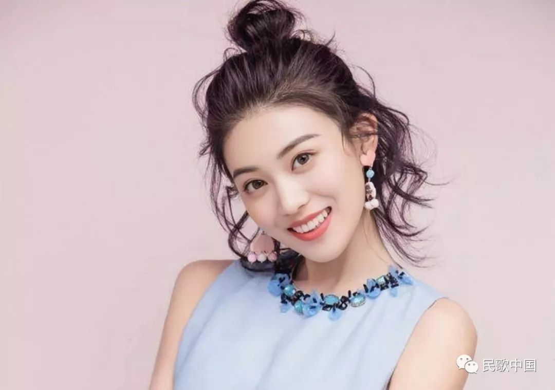 她师从马秋华教授,被誉为"民歌小百灵",曾获亚洲声乐大奖,《星光大道