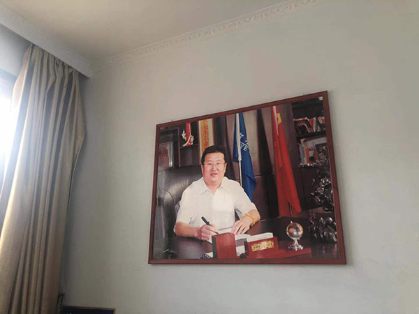 王见刚的公司里仍挂着他本人的照片。