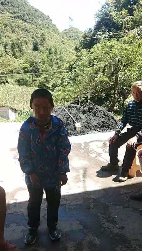 今日下午，男童四伯告诉新京报记者，男童上午被政府工作人员接走体检，身上无伤痕，现已返回家中。受访者供图