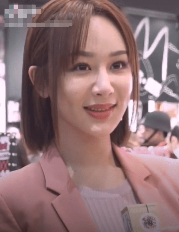 杨紫参加活动未修图曝光,法令纹也太严重了吧