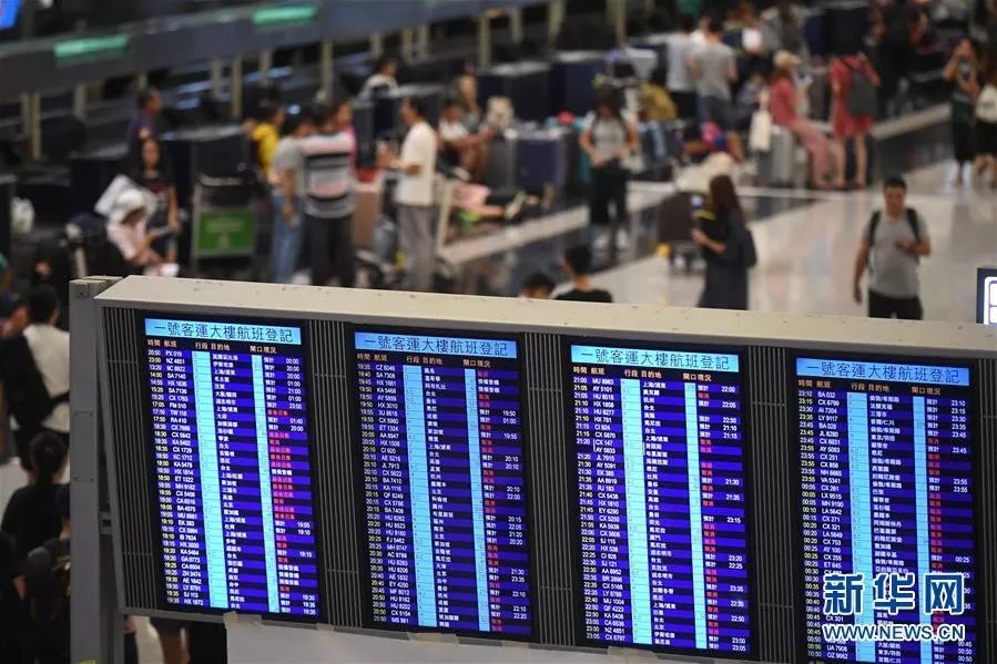 ▲8月13日，这是香港国际机场大屏显示的航班状态。新华社记者 吕小炜 摄