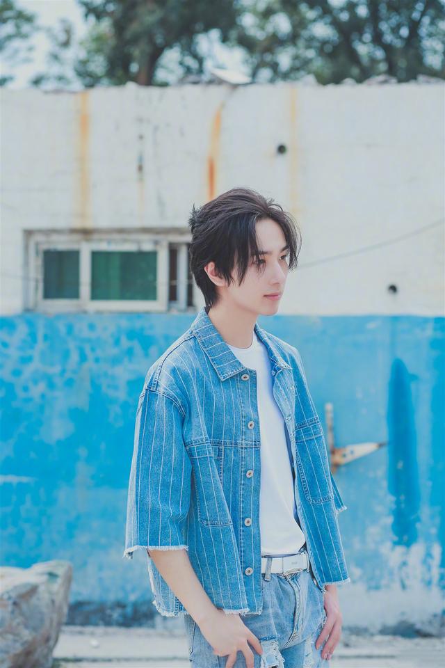 21岁李宏毅全新出发,单眼皮男孩清新俊逸,完美逆袭成流量小生