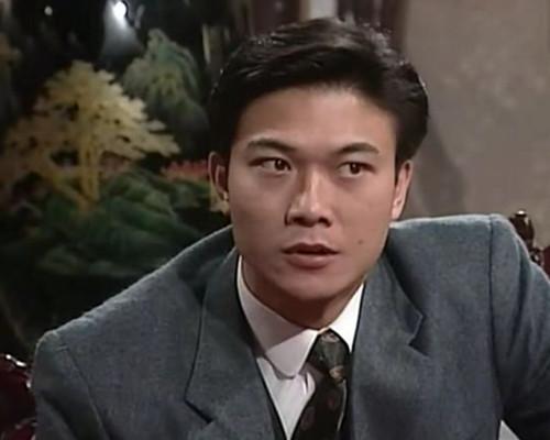 许冠英是2011年在家中因心脏病猝死,而曾经的动作小生钱小豪则彻底