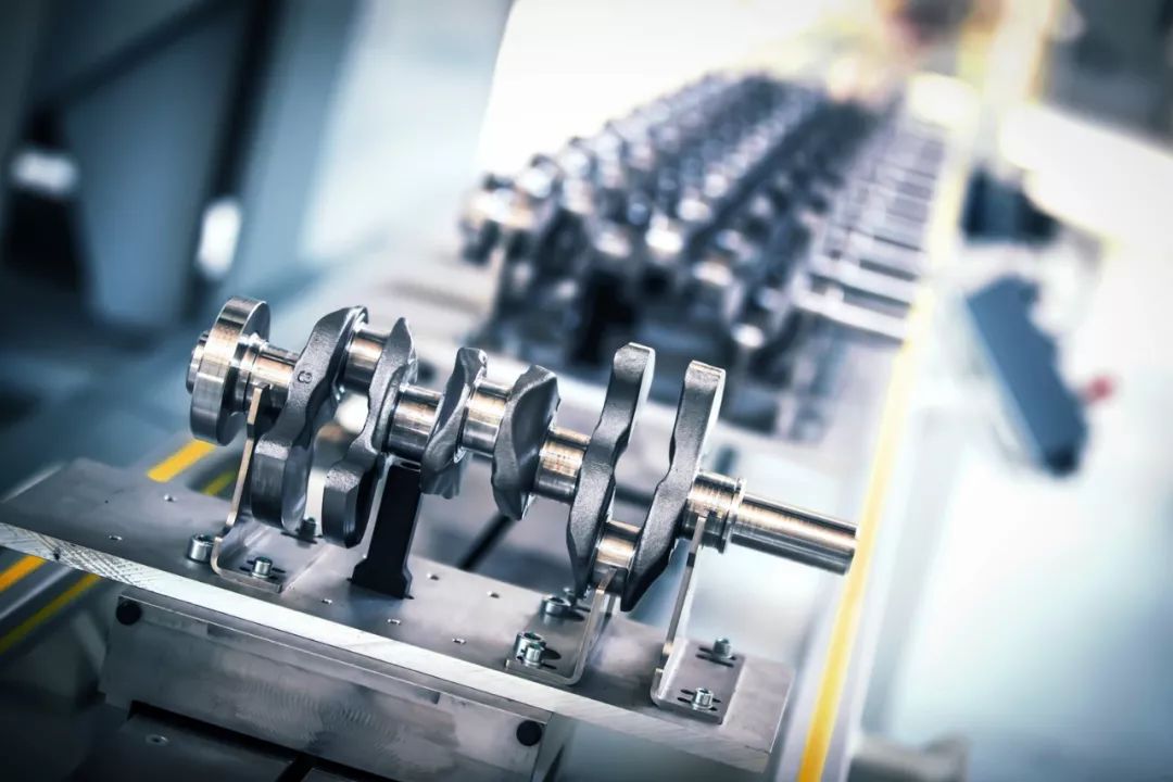 装配线使用的是abb机器人,atlas拧紧设备,自动涂胶测试等自动化设备