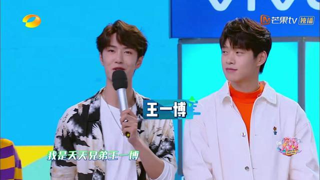 王一博玩游戏不小心推了谢娜何炅让他向谢娜道歉被谢娜婉拒