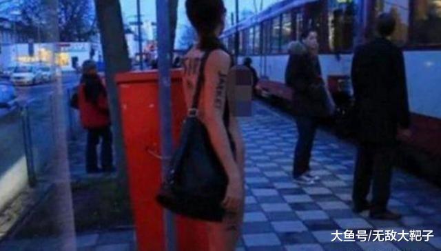 外国女子公交车上玩“行为艺术”，车上男子怒骂：不知羞耻！