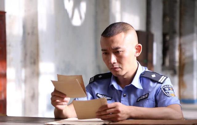 聂远被大妈偶遇要合影?高大身材却乖巧无比,合影中看起来很无助