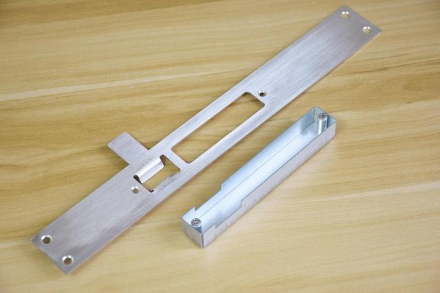 门侧板的挡片设计了导向片,安装完成后,将这个挡片弯向门框侧面,这样