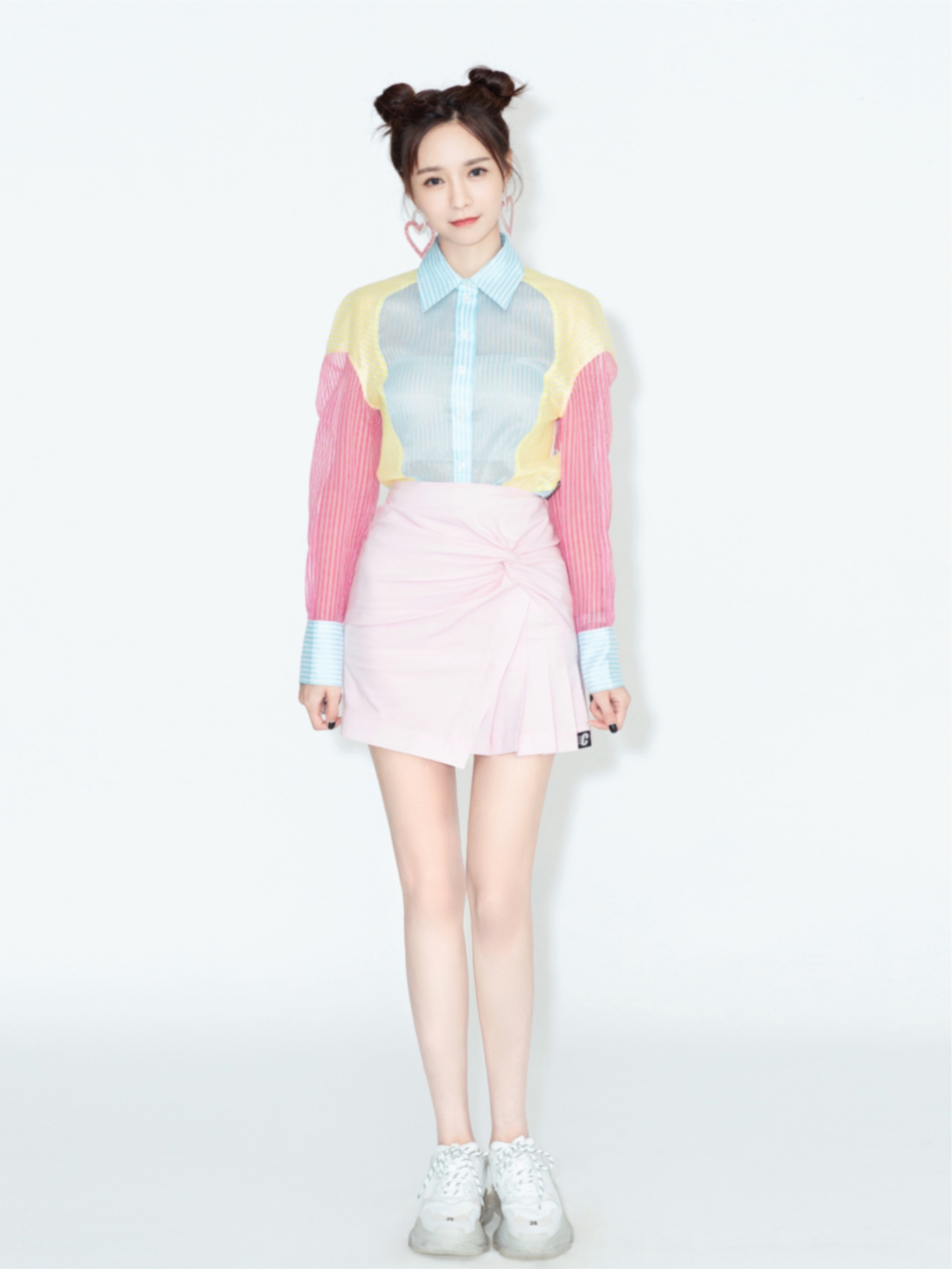 沈梦辰扎哪吒头似少女,拼色衬衫 短裙秀超模腿,心形耳饰成亮点