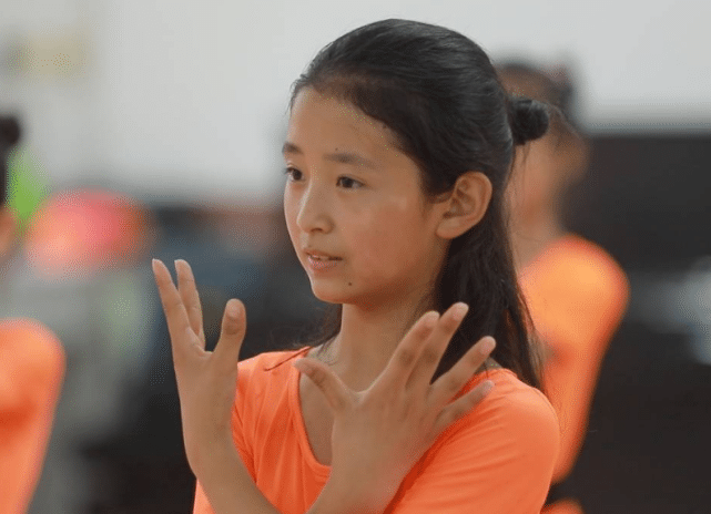 吴欣媛是一个来自于农村的女孩子,因为家里兄弟姐妹特别的多,所以家里