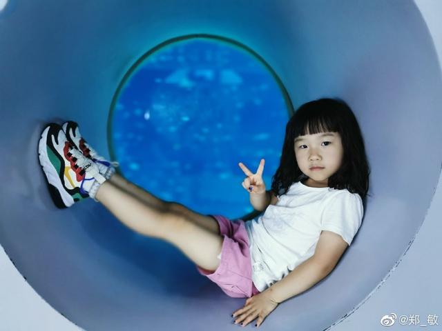 岳云鹏老婆晒两个女儿旗袍照大女儿亭亭玉立侧颜超像爸爸