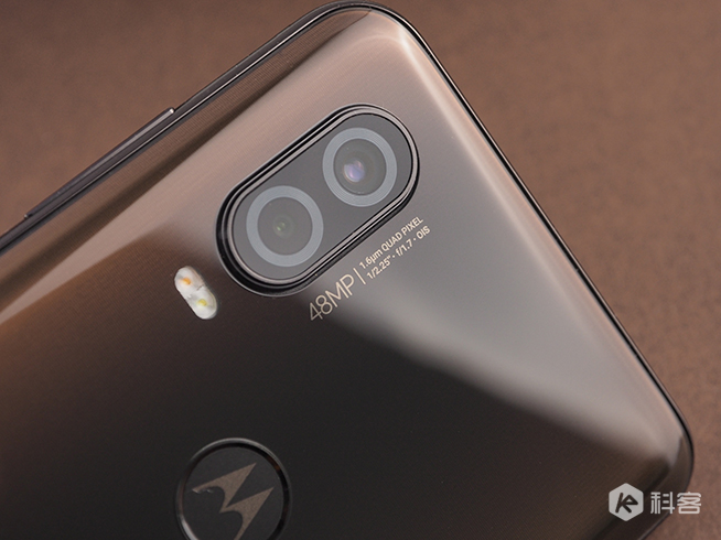 motop50上手图赏个性独特的219屏幕三星exynos加持