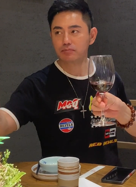 43岁蒙丹牟凤彬近照曝光颜值变高成不老男神身旁紧跟大眼萌娃