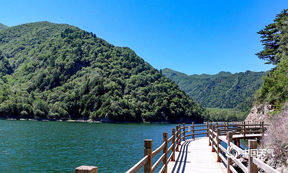 高原上的西双版纳 青海循化孟达天池蓝天映衬景致美