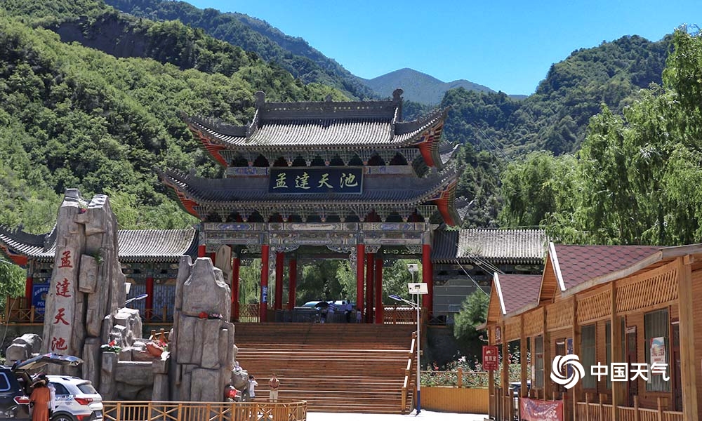 高原上的西双版纳 青海循化孟达天池蓝天映衬景致美