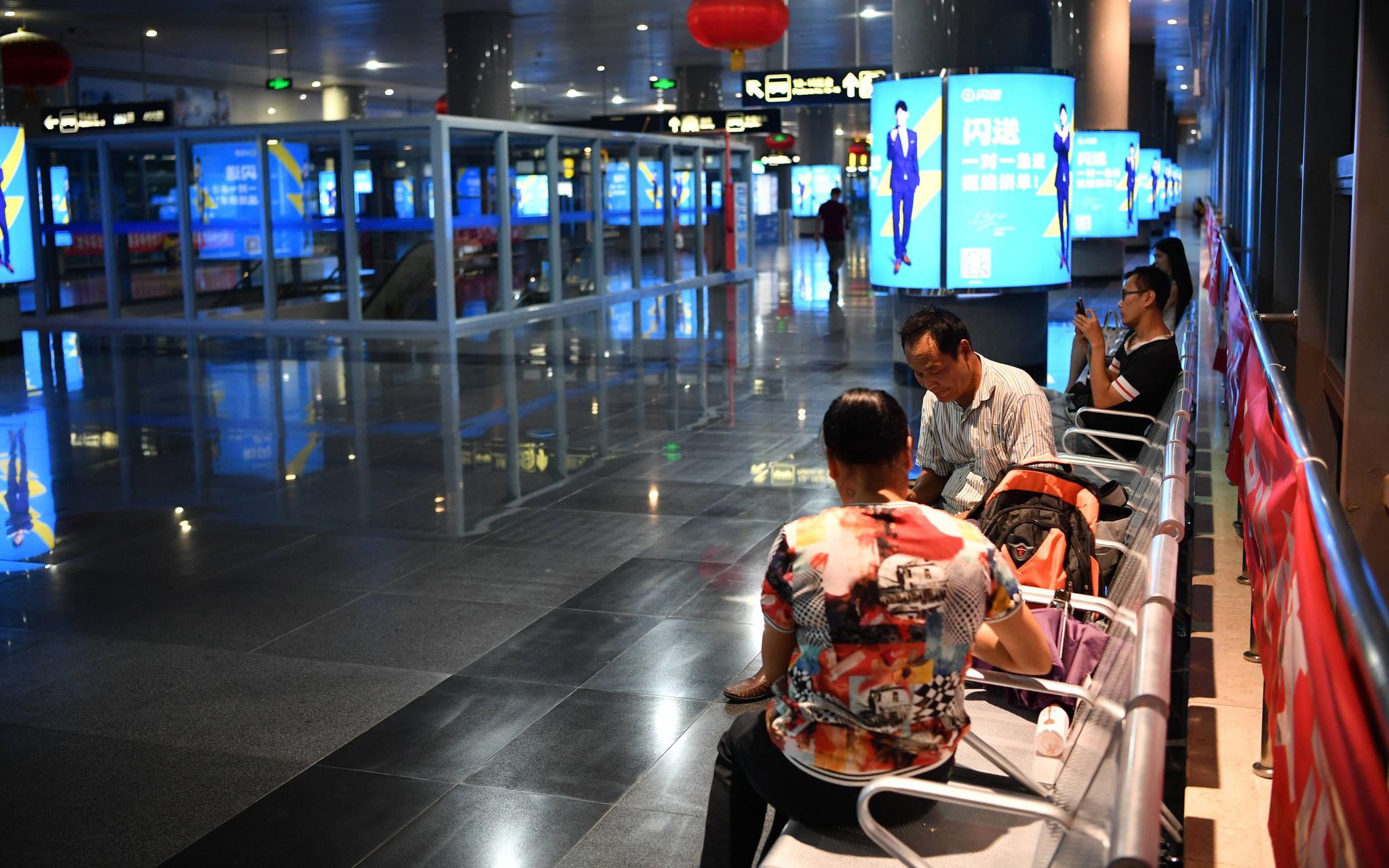 8月14日夜里，四惠枢纽站二层换乘大厅新设18个座椅，满足乘客临时休息的需求。摄影/新京报记者 吴江
