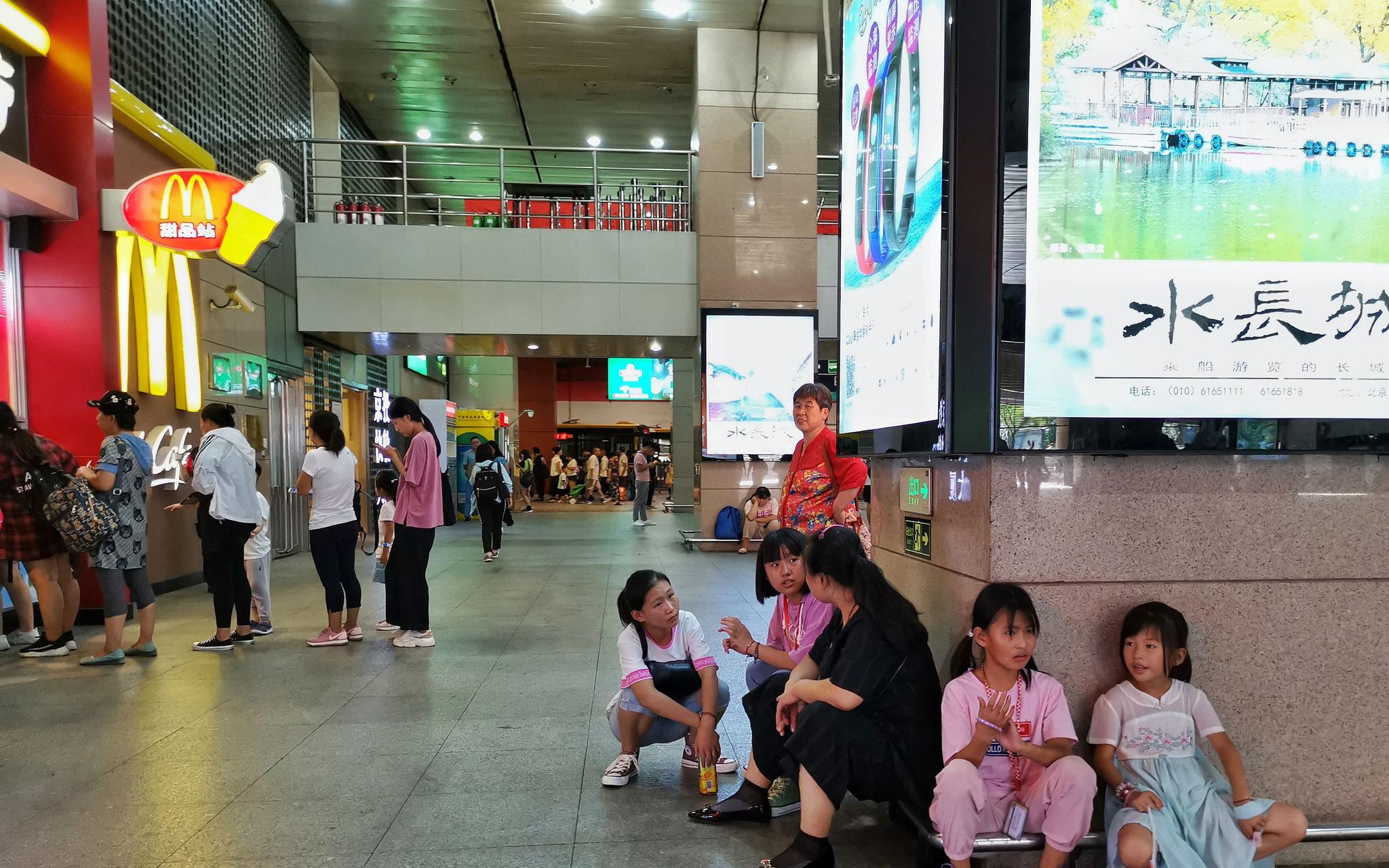 东直门枢纽站商业设施林立，却没有可供乘客歇脚的免费休息区。摄影/新京报记者 吴江