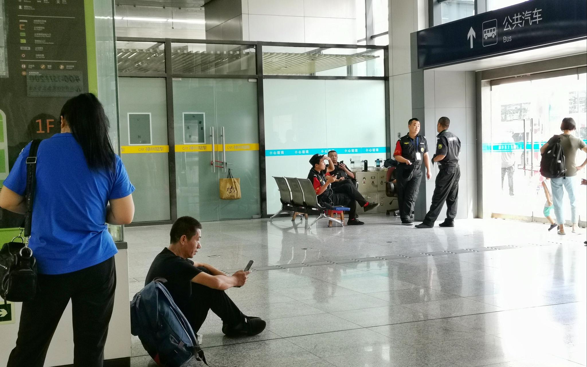 宋家庄公交枢纽站内，乘客只能席地而坐，工作人员则有“专用座椅”。摄影/新京报记者 吴江