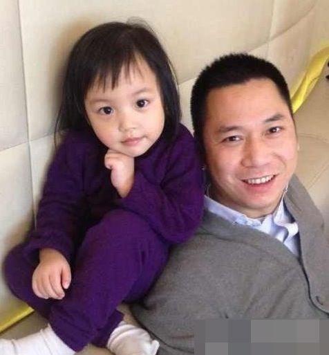 赵薇带9岁女儿小四月现身机场,模样乖巧更像爸爸?