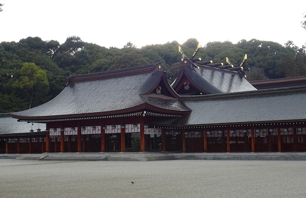 橿原神宫全名是"神武天皇橿原之宫",为纪念初代天皇神武天皇而建,落成