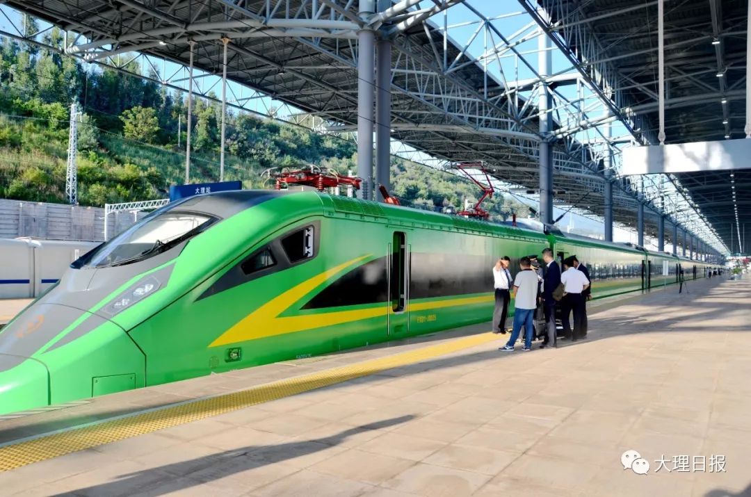 大理至丽江首次开行"复兴号"城际动车