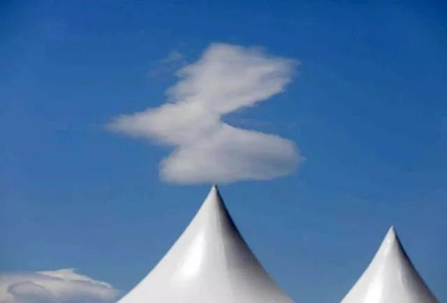 　▲8月16日中午，西三环，大风把白云吹成各种形状。  图片来源：新京报