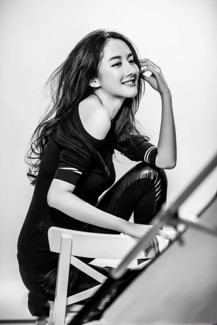 还记得丑女无敌里的助理小艾吗她现在长这样了