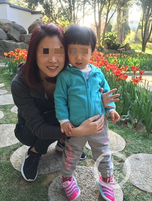 隆胸手术效果:女子做隆胸手术死亡 主治医生曾中途离开2小时 ▲王丽生前与女儿的合影。受访者供图