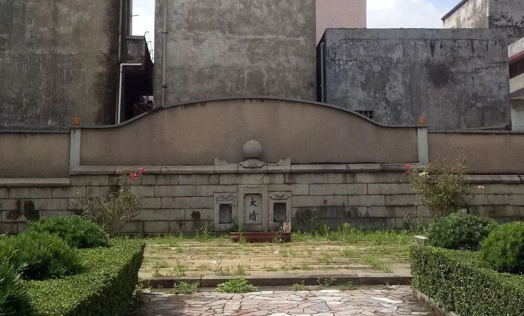 道滘大坟,是明末清初时张家玉与道滘乡民抗清失败,被清兵杀死的数千人