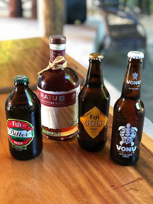 边看着代表斐济传统文化的演出,边吃着面包果和lovo,边喝着斐济啤酒.