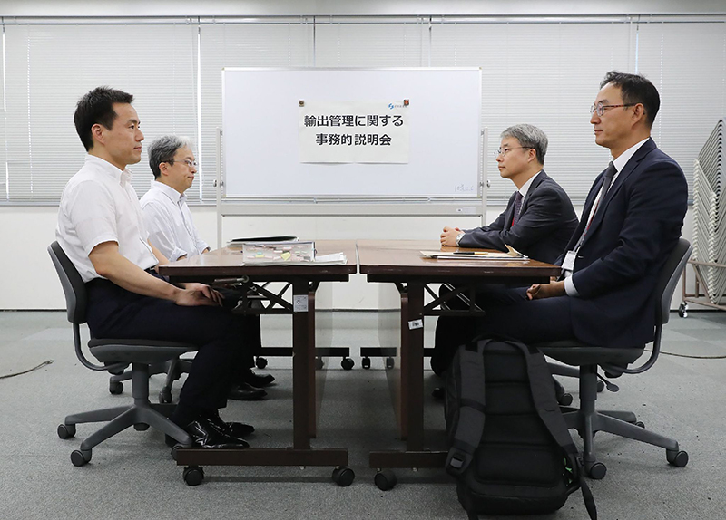 当地时间2019年7月12日，日本东京，日本和韩国官员就日本对出口韩国的半导体材料进行限制一事召开会议。 视觉中国 图